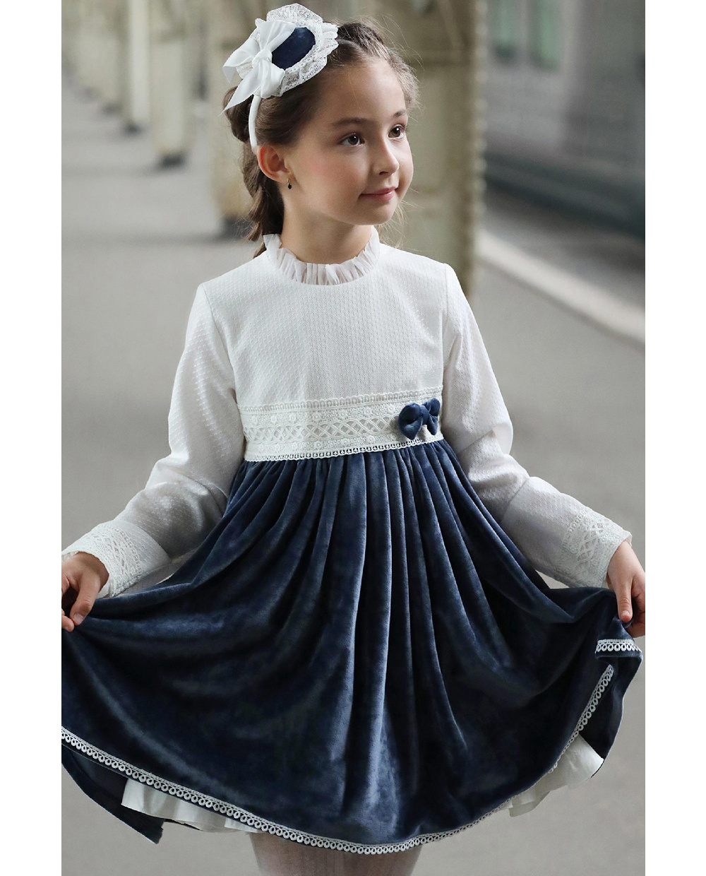 Платье с синей бархатной юбкой