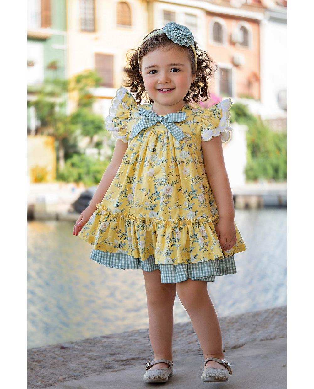 Легкий желтый сарафан