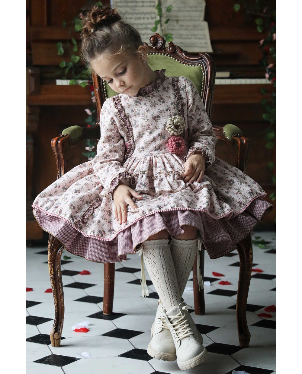 Платье с объёмными цветами