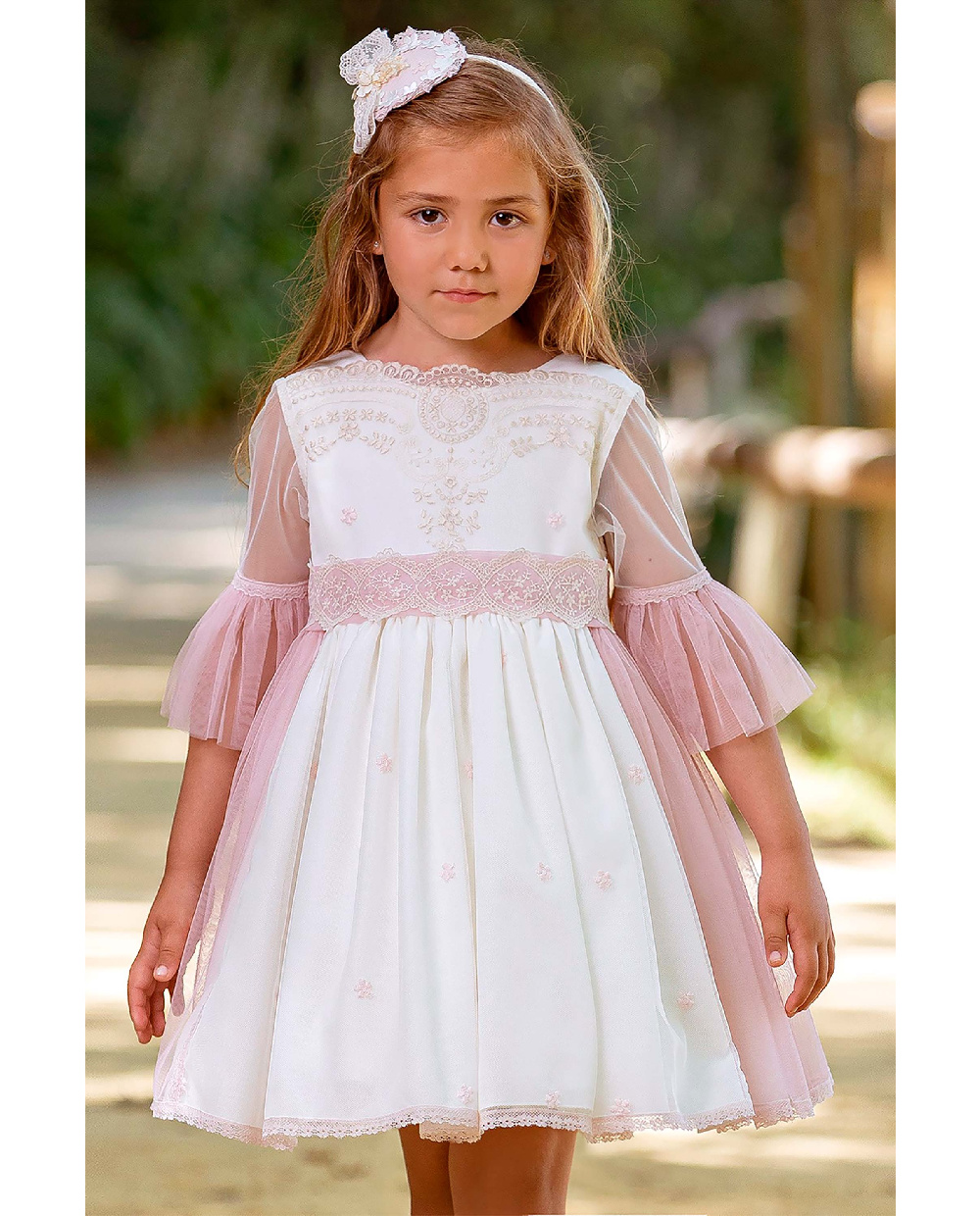 Розовое кружевное платье