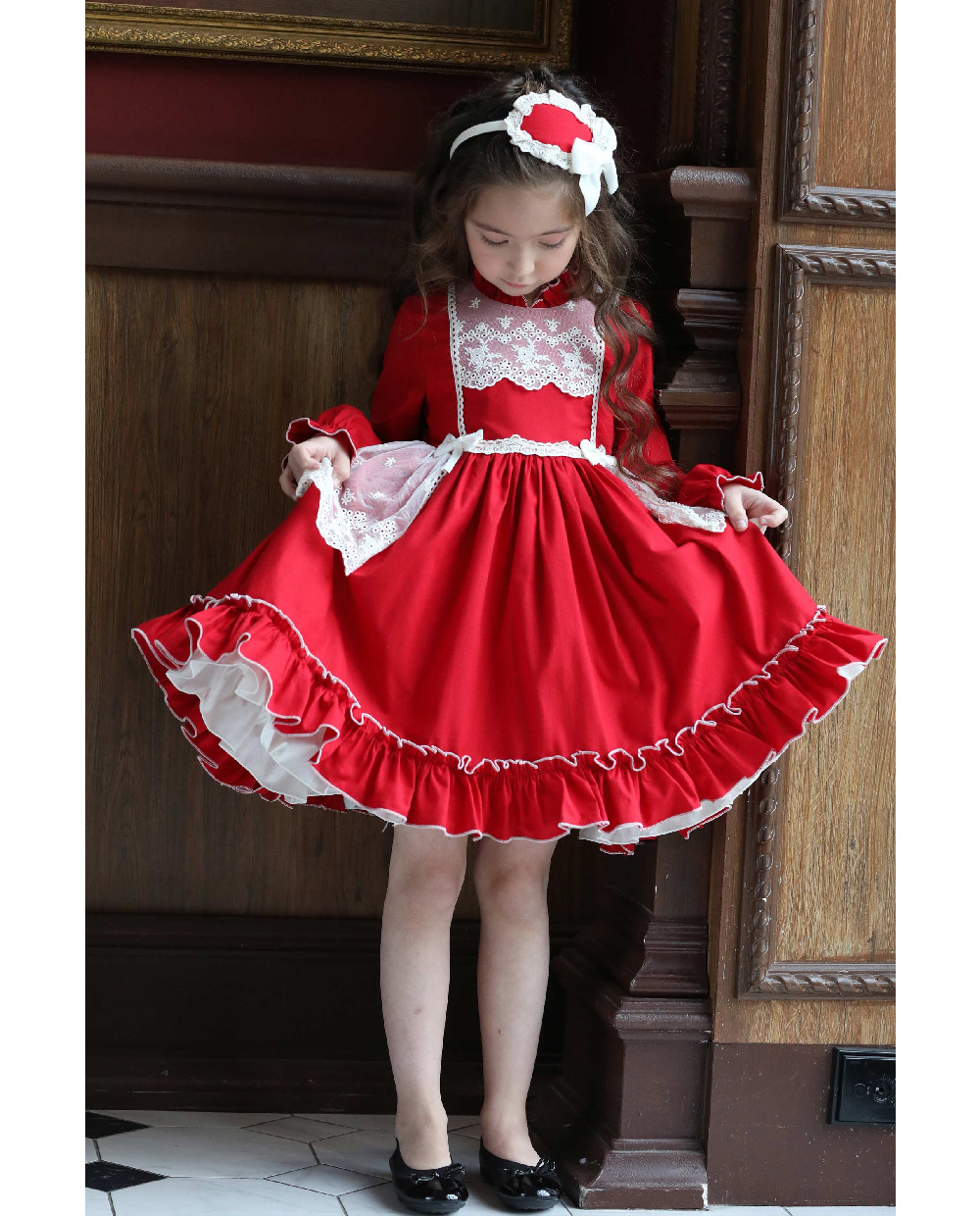 Красное платье с кружевом