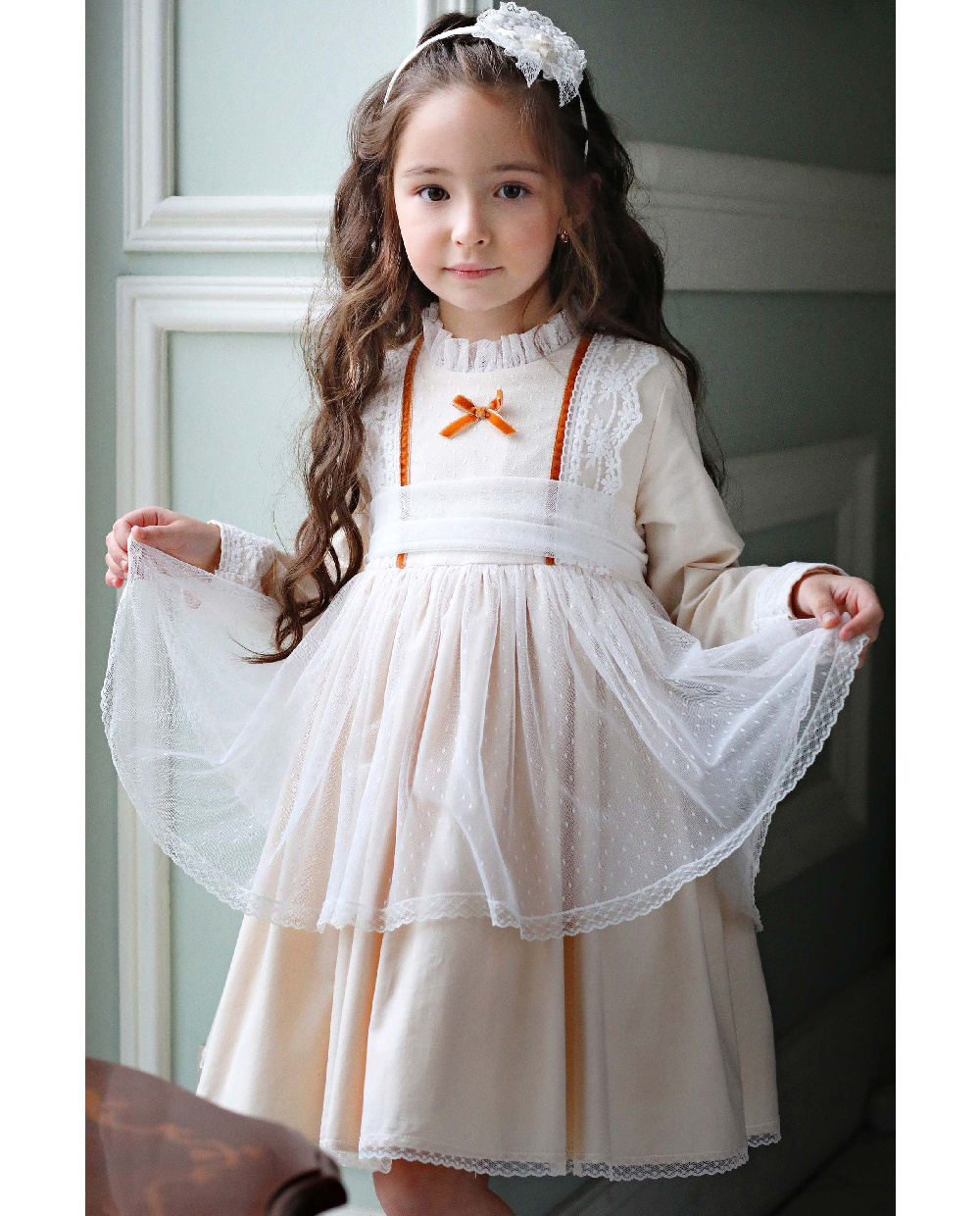 Платье молочное с кружевом