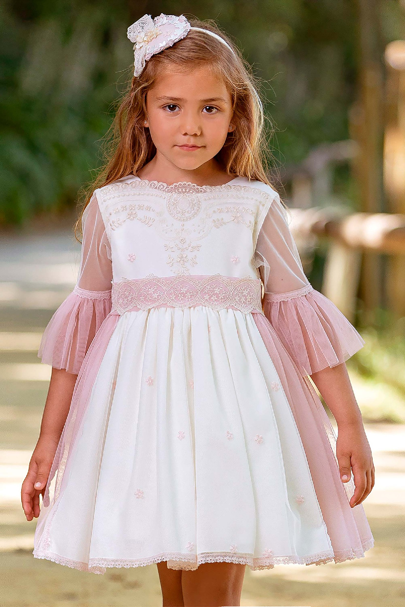 Розовое кружевное платье