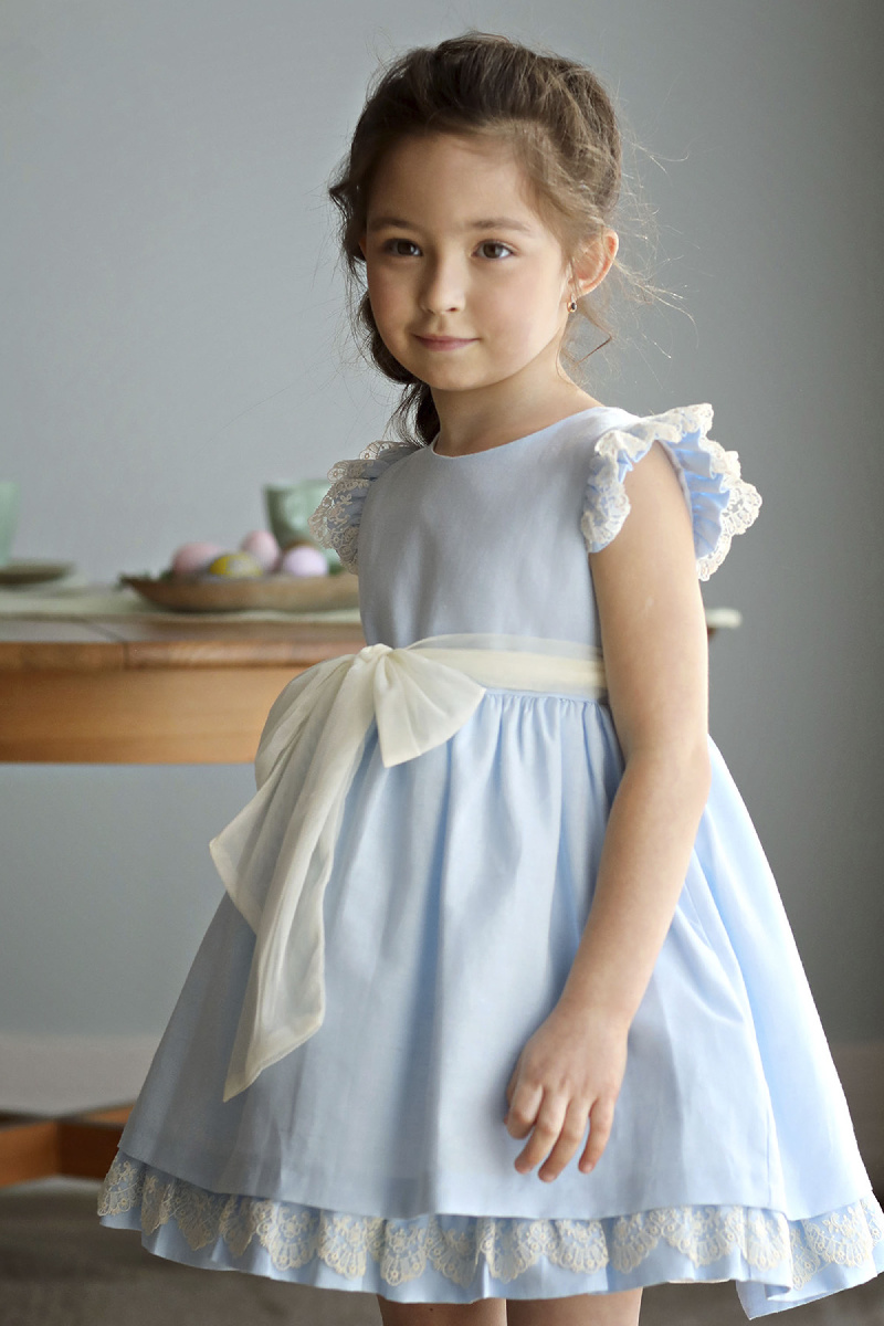 Пышное платье с кружевом