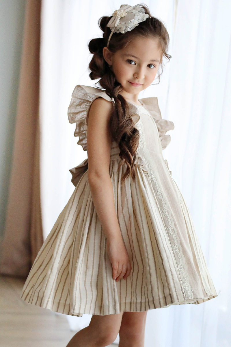 Бежевое платье в полоску