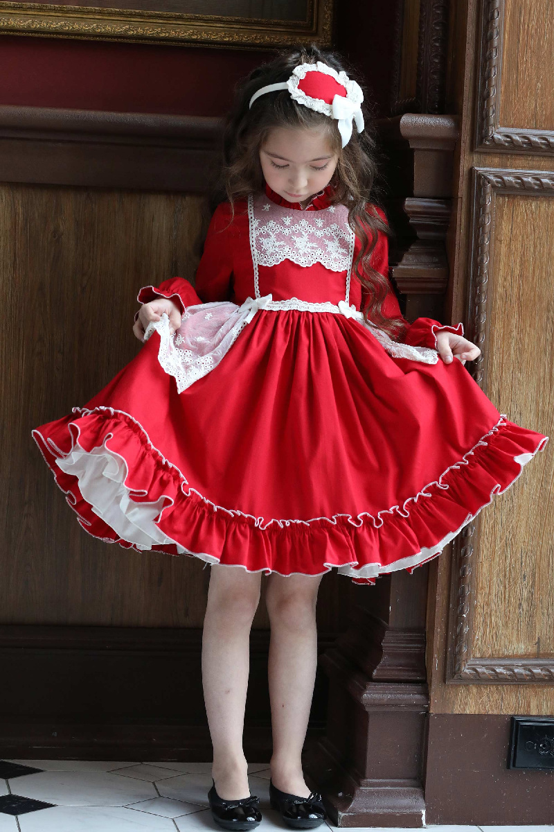 Красное платье с кружевом