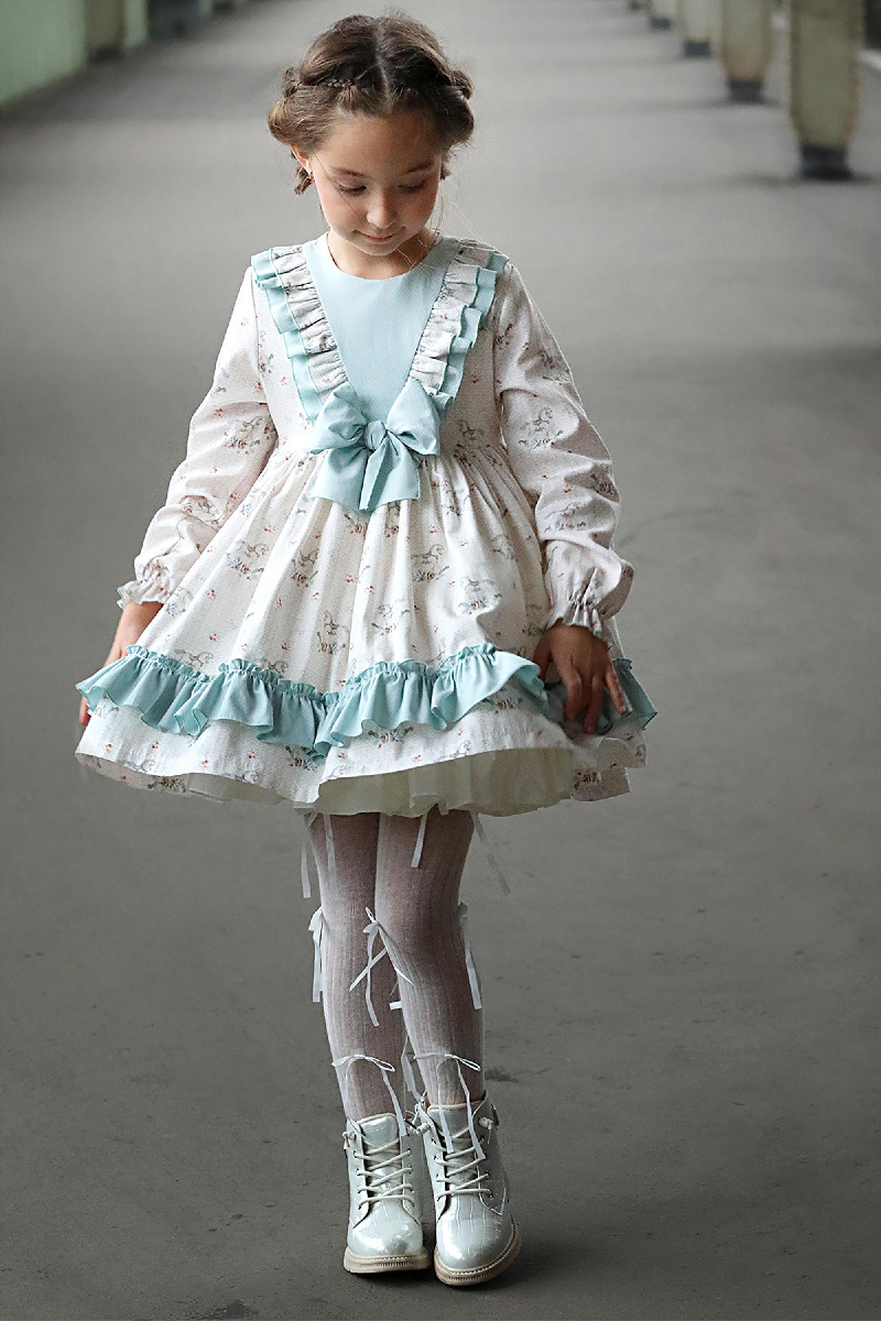 Нежное платье с лошадками