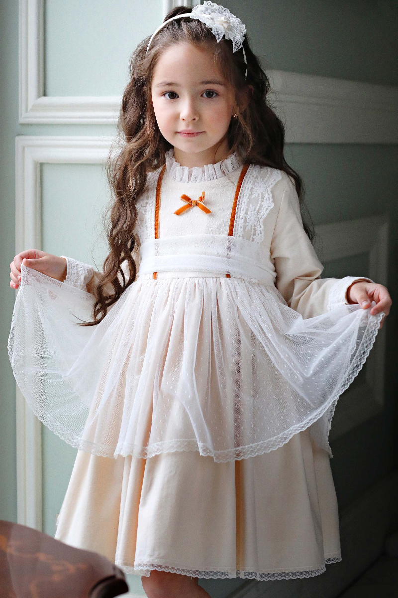 Платье молочное с кружевом