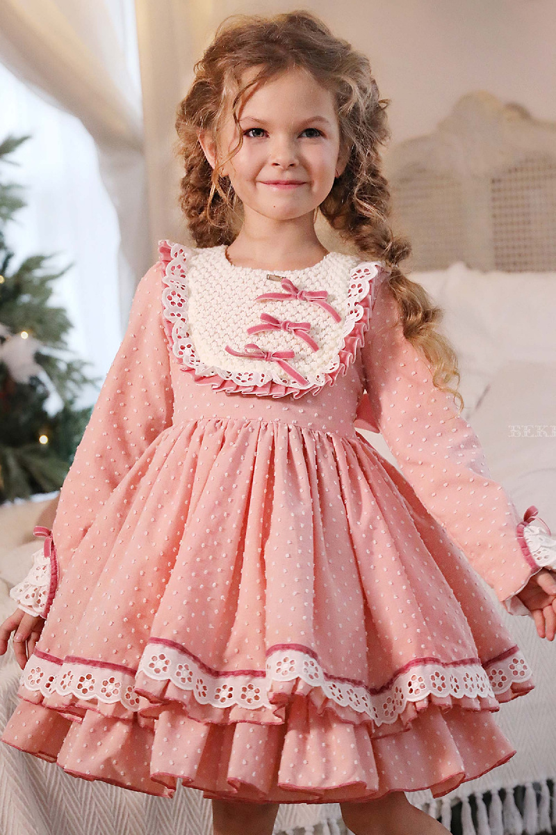 Пышное розовое платье