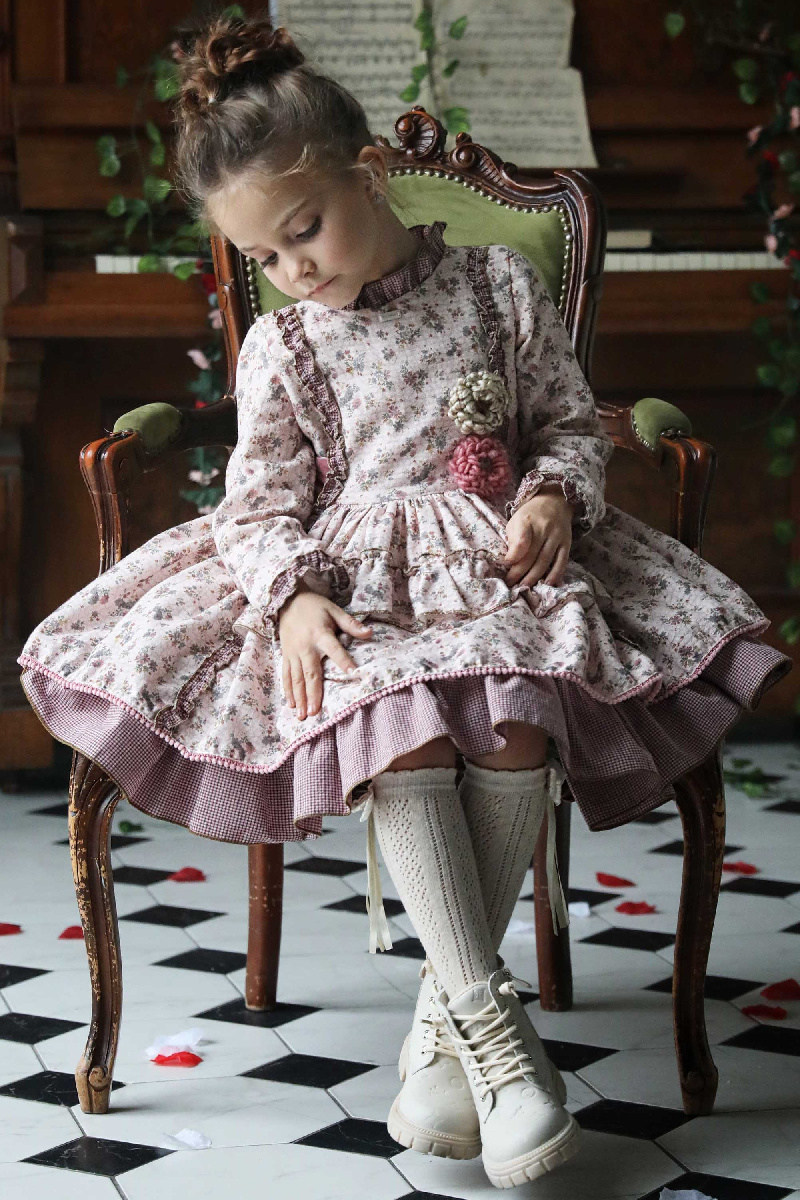 Платье с объёмными цветами